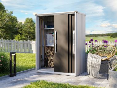 Dieser moderne Geräteschrank 'Florian_1207' präsentiert sich mit offenen Anthrazitfarbenen Türen, ideal für den Außenbereich. Die großzügige Aufbewahrungsfläche bietet Platz für Gartenutensilien und Outdoor-Geräte.