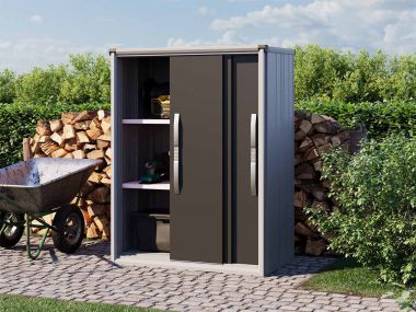 Dieser moderne Geräteschrank 'Florian_1207' präsentiert sich mit offenen Anthrazitfarbenen Türen, ideal für den Außenbereich. Die großzügige Aufbewahrungsfläche bietet Platz für Gartenutensilien und Outdoor-Geräte.