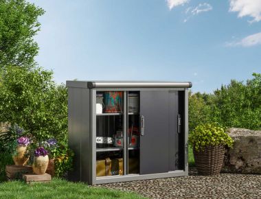 Der moderne Geraeteschrank 'Florian_1305' präsentiert sich mit offenen Anthrazit Türen, perfekt für den Außenbereich. Die großzügige Aufbewahrungsfläche bietet Platz für Gartenutensilien und Outdoor-Geräte.