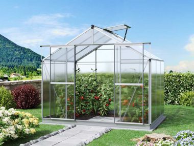 Die Frontansicht des Gewaechshauses Orchidee 3 enthüllt eine moderne Struktur und hochwertige Materialien, die eine optimale Pflege der Pflanzen ermöglichen.