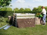 Präsentation des Komposters aus Natur-Aluminium, Abmessungen 150x150 cm, robust, umweltfreundlich und ideal für moderne Gartenpflege.