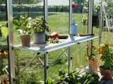 Unser flexibler Ablagetisch für Gewächshäuser, gezeigt mit zwei nahtlos aneinandergefügten Tischen, demonstriert die einfache Erweiterbarkeit für Ihre Pflanzenpflege.