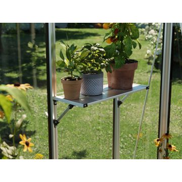 Entdecken Sie die grüne Oase auf unserem Gewächshaus-Regal! Dieses Bild fängt die Fülle von prächtigen Pflanzen ein, die auf unseren stabilen Regalböden gedeihen. Von blühenden Blumen bis zu aromatischen Kräutern – dieses Regal ist ein Paradies für Gärtne