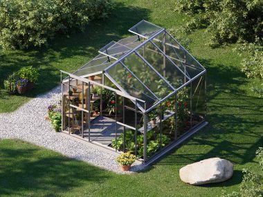 Bild zeigt das Gewächshaus Saphir 4 mit 8 mm Stegplatten und dem XL-Aktionsset. Die verstärkten Materialien und das XL-Set bieten eine robuste Basis für den anspruchsvollen Gärtner.