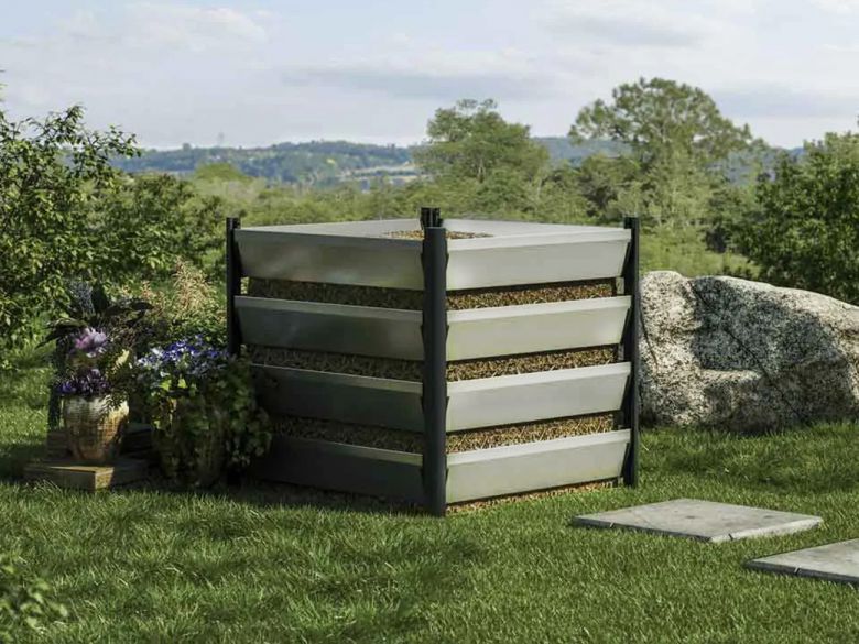 Ein Komposter aus Natur-Aluminium, 90x90 cm, langlebig, stabil und die ideale Lösung für eine umweltfreundliche Gartenkompostierung.