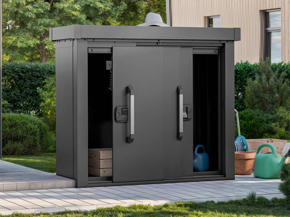 Geräteschrank LEON 1305 S mit den Maßen 135 x 55 cm, einer Höhe von 112 cm und einer Dachlast von 200 kg/m² – ideal als Gartenschrank, Balkonschrank oder Metall-Geräteschuppen. Geräteschrank LEON 1305 S mit den Maßen 135 x 55 cm, einer Höhe von 112 cm und einer Dachlast von 200 kg/m² – ideal als Gartenschrank, Balkonschrank oder Metall-Geräteschuppen.