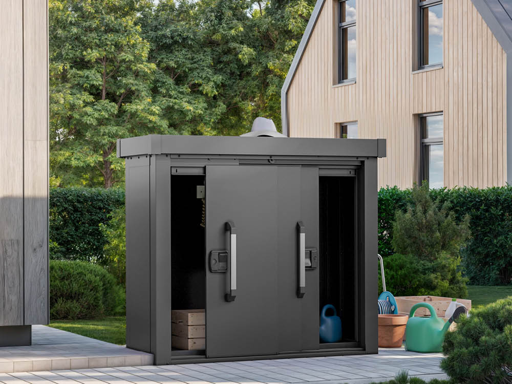 Geräteschrank LEON 1305 S mit den Maßen 135 x 55 cm, einer Höhe von 112 cm und einer Dachlast von 200 kg/m² – ideal als Gartenschrank, Balkonschrank oder Metall-Geräteschuppen. Geräteschrank LEON 1305 S mit den Maßen 135 x 55 cm, einer Höhe von 112 cm und einer Dachlast von 200 kg/m² – ideal als Gartenschrank, Balkonschrank oder Metall-Geräteschuppen.