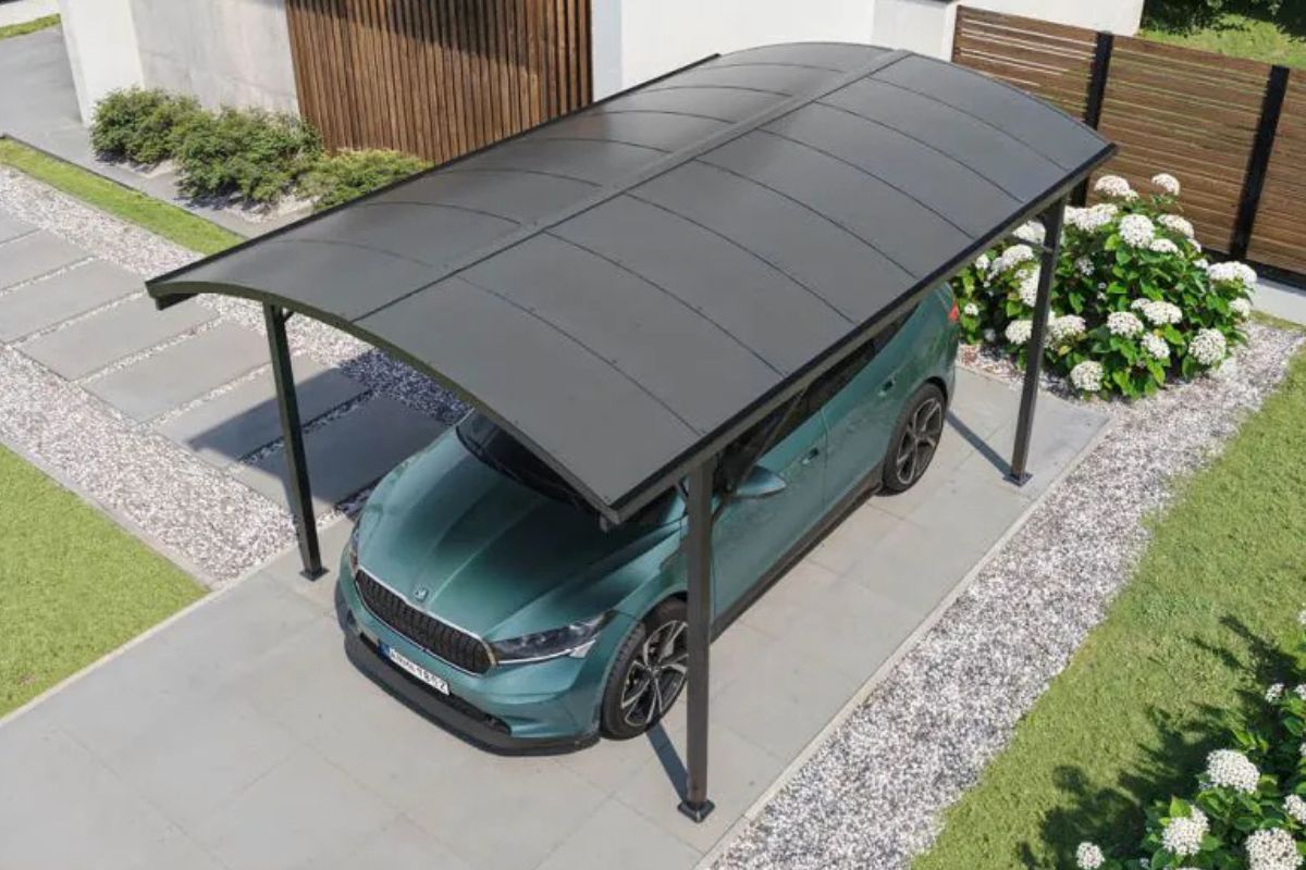 Carport Pflege - türkises Auto unter Carport mit grauem Dach